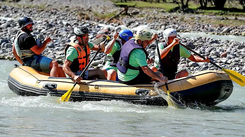 Raft crew crashing through white water spray on the White Aragvi